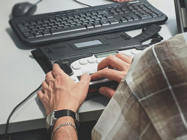 Foto: Mann nutzt Screenreader tool für Barrierefreiheit